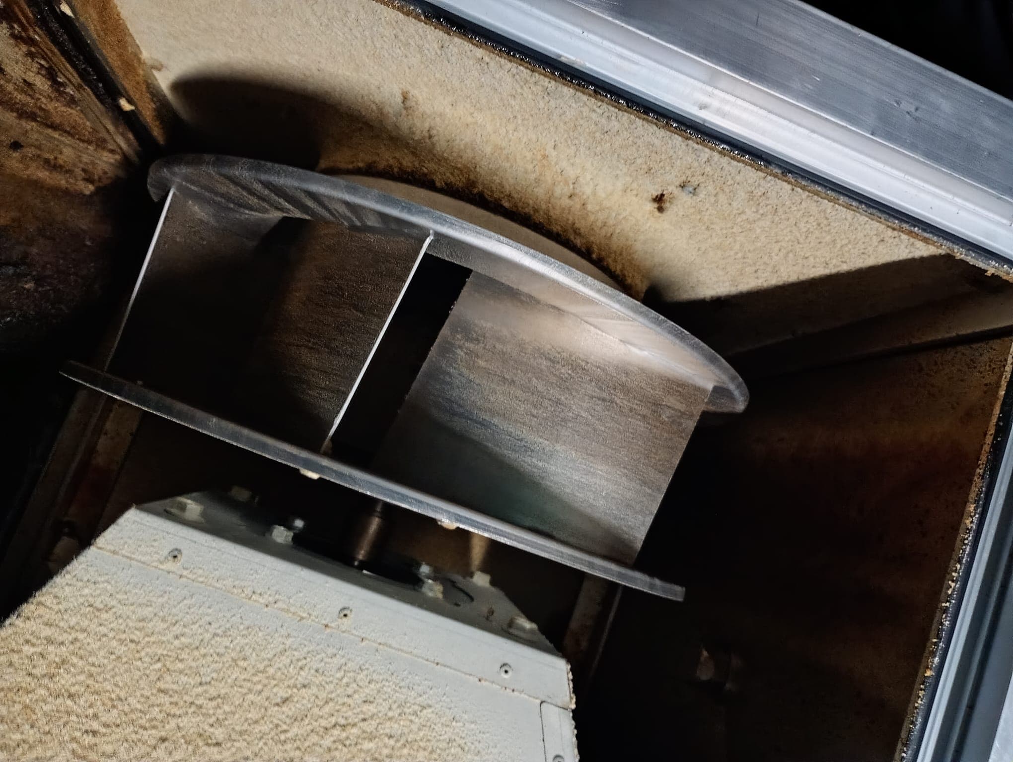 Ventilatormotor in afzuigkast bedekt met vette stoflaag