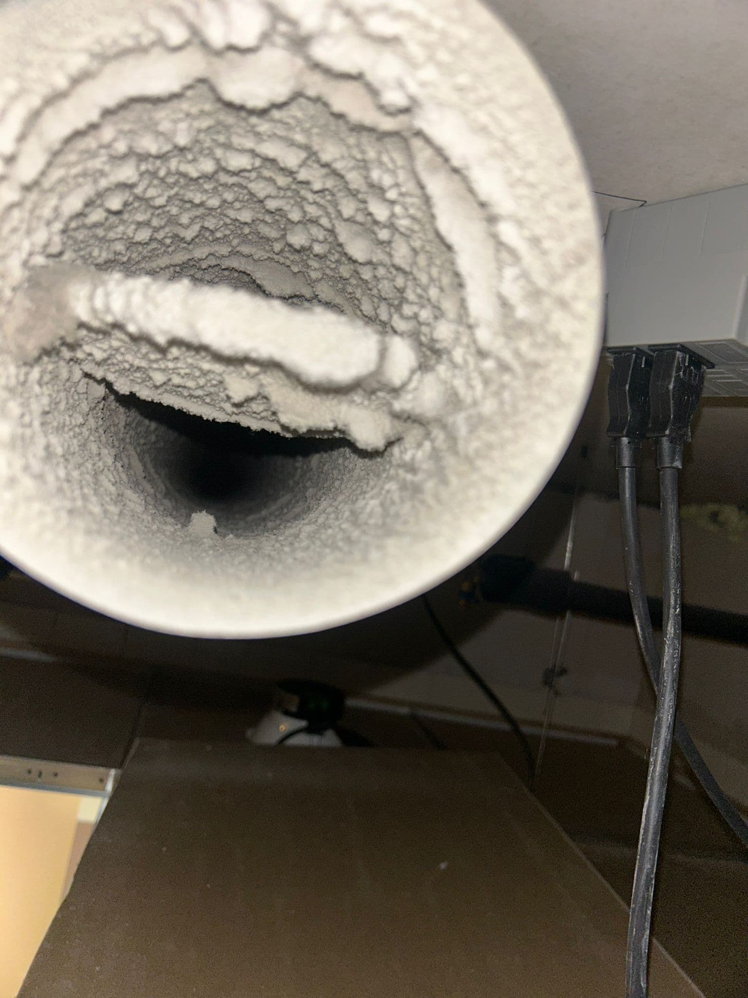 Ventilatiebuis dik bedekt met stof voor reiniging