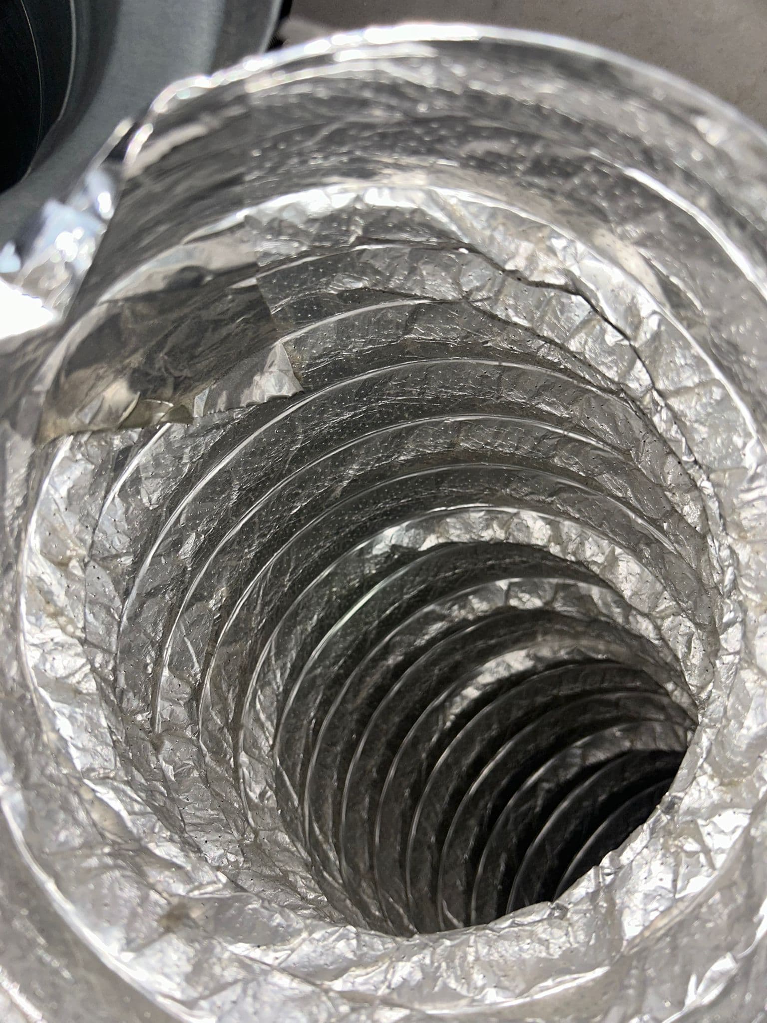 Glanzend schoon aluminium ventilatiekanaal na reiniging